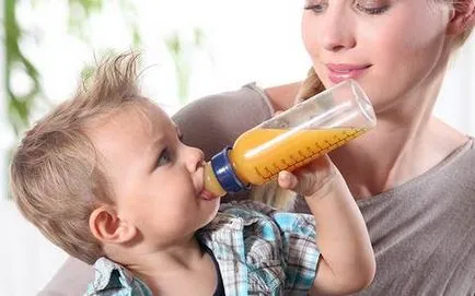 Cum de a introduce alimente solide pentru sugari suc, cu un început, atunci când se poate da un suc de morcovi și mere