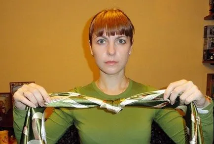 Cum de a lega o eșarfă în jurul gâtului sau o eșarfă foto și video instrucțiuni (sa dovedit a fi mai lung decât celălalt) Cum de a lega o eșarfă în jurul gâtului sau o fotografie eșarfă și instrucțiuni video,