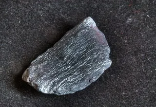 Hematitice piatră minerală culorile negru și roșu din fotografie cu descrierea proprietăților (piatra) Hematitice piatră minerală culorile negru și roșu din fotografie cu descrierea proprietăților