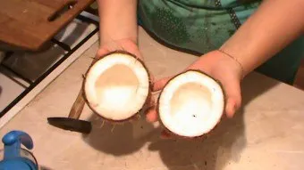 Cum se curata o nuca de cocos Cum se curata o nuca de cocos