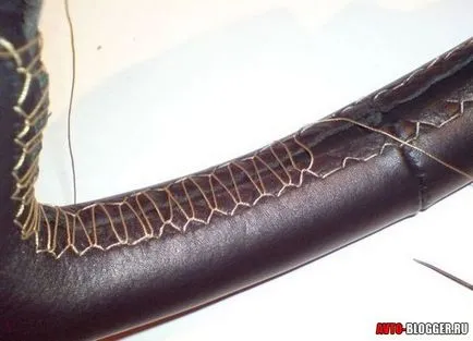 Volan îmbrăcat în piele cu mâinile sale