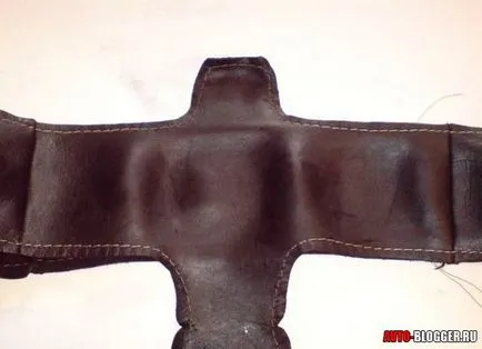 Volan îmbrăcat în piele cu mâinile sale
