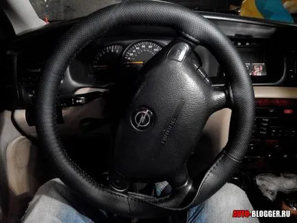 Volan îmbrăcat în piele cu mâinile sale