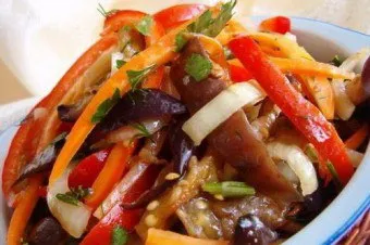 distracție de vară - salata de vinete cu rosii si usturoi (branza usturoi cald prăjită salata de ardei gras rosii vinete) distracție de vară - salata de vinete cu rosii si usturoi