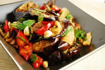 distracție de vară - salata de vinete cu rosii si usturoi (salata) distracție de vară - salata de vinete cu rosii si usturoi