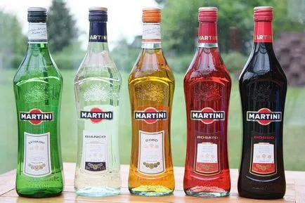 Martini „Bianco“ ca o băutură care este furnizat la martini „Bianco“ (pereche de cuburi de gheață) Martini „bianco“ ca o băutură care se servește la martini „Bianco“