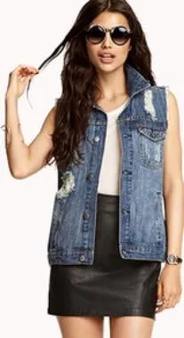 vesta din denim la modă cu mâinile sale