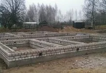 Montarea cofrajelor și turnarea fundației unui monument la cimitir (cofraje) Montarea cofrajelor și turnarea fundației unui monument la cimitir
