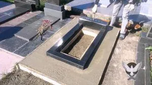 Montarea cofrajelor și turnarea fundației unui monument la cimitir (umplere) Montarea cofrajelor și turnarea fundației unui monument la cimitir
