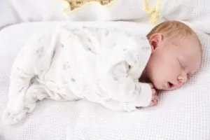 Pot să dorm pe partea nou-născutului dumneavoastră determina poziția corectă pentru copilul sa doarma la inceputul (lateral) Pot să dorm pe partea nou-născutului dumneavoastră determina poziția corectă pentru copilul sa doarma la începutul anilor