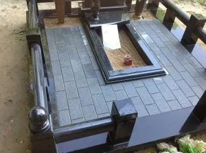 Montarea cofrajelor și turnarea fundației unui monument la cimitir (cimitir) Montarea cofrajelor și turnarea fundației unui monument la cimitir