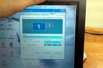 distorsiuni de culoare laptop pe ecran