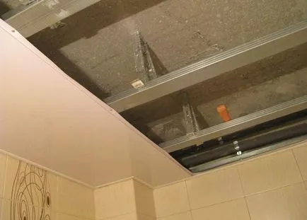 Finisarea panourile de tavan de un înveliș de PVC cu mâinile lor tehnologie de plastic (video) (de sus) Finisarea panourile de tavan de un înveliș de PVC cu mâinile lor tehnologie de plastic (video)