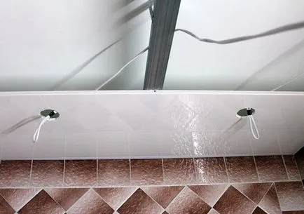Finisarea panourile de tavan de un înveliș de PVC cu mâinile lor tehnologie de plastic (video) (de sus) Finisarea panourile de tavan de un înveliș de PVC cu mâinile lor tehnologie de plastic (video)