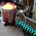 Cuptor de aluminiu de topire cu mâinile lor