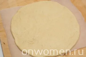 Pizza cu cârnați, ciuperci, branza si rosii reteta cu pas cu pas fotografii