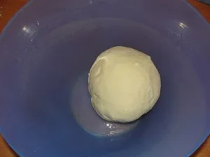 Pizza cu cârnați, roșii, ciuperci și brânză