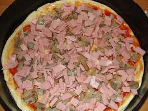 Pizza cu cârnați, roșii, ciuperci și brânză