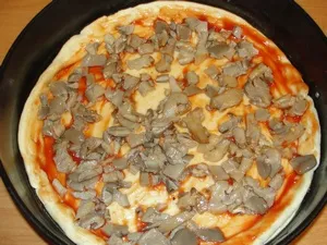 Pizza cu cârnați, roșii, ciuperci și brânză