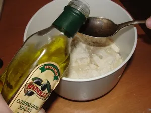 Pizza cu cârnați, roșii, ciuperci și brânză