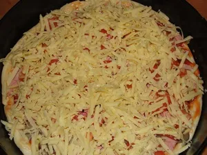 Pizza cu cârnați, roșii, ciuperci și brânză