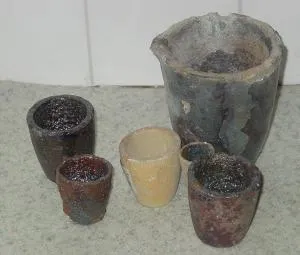 Topirea tipuri cuptoare și creuzete din dispozitiv, ceea ce face mâinile lor creuzet din grafit, argile sau