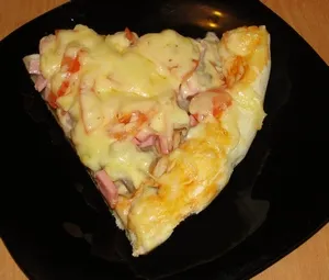 Pizza cu cârnați, roșii, ciuperci și brânză