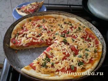 Pizza cu ciuperci, roșii și brânză (ciuperci) Pizza cu ciuperci, roșii și brânză