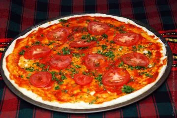 Pizza cu ciuperci, roșii, capere și parmezan