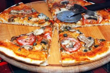 Pizza cu ciuperci, roșii, capere și parmezan