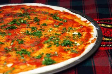 Pizza cu ciuperci, roșii, capere și parmezan