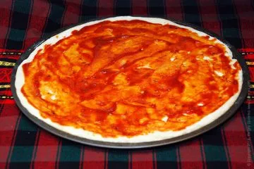 Pizza cu ciuperci, roșii, capere și parmezan