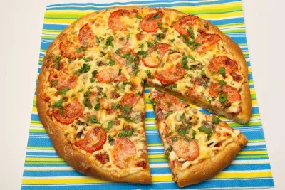 Pizza cu cârnați, ciuperci, branza si rosii reteta cu pas cu pas fotografii