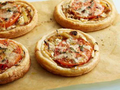 Pizza cu roșii și brânză rețetă (gătit) Pizza cu rețetă de roșii și brânză