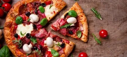 Pizza cu ciuperci și carne de pui, cârnați, brânză și șuncă (pui) Pizza cu ciuperci si carne de pui cu cârnați, brânză și șuncă