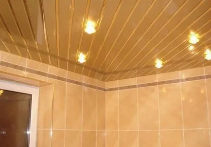 plafon de plastic în baie cu mâinile lor