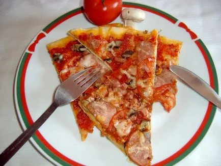Pizza cu cârnați, ciuperci și roșii (cârnați) Pizza cu cârnați, ciuperci și roșii