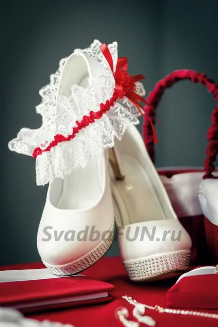 Garter miresei - tradiția de a arunca jartieră și semne