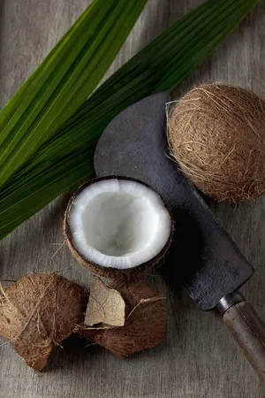 Cum se curata o nuca de cocos Cum se curata o nuca de cocos
