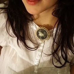 -Decor cum Prezent să poarte broșe -Decor cum Prezent să poarte broșe