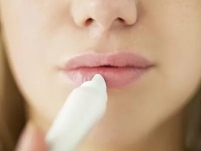 Conectați-vă ce buzele senzația de mâncărime, de așteptare pentru sărutări Conectați-vă ce buzele senzația de mâncărime, de așteptare pentru sărutări