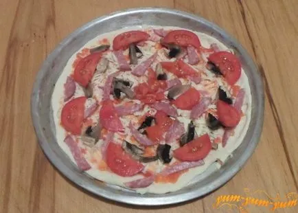pizza Reteta cu salam, brânză, ciuperci ciuperci și roșii