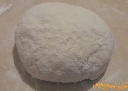 pizza Reteta cu salam, brânză, ciuperci ciuperci și roșii