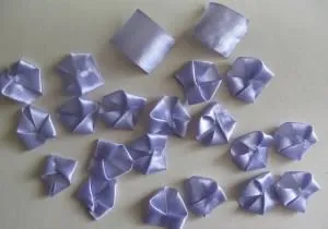 Rose de panglici de satin în tehnologia kanzashi (foto și video)