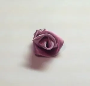 Rose de panglici de satin în tehnologia kanzashi (foto și video)