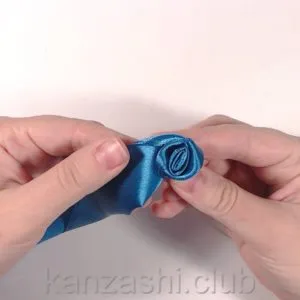 Rose de panglici de satin cu mâinile lor