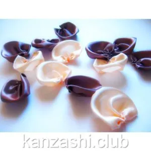 Rose de panglici de satin cu mâinile lor