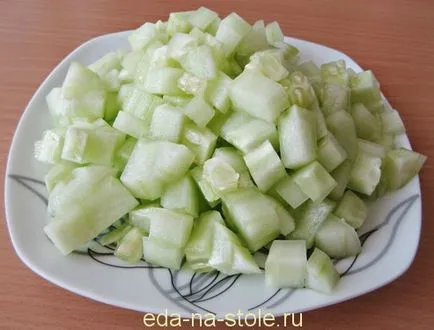 Salata cu carne de pui, ananas, ciuperci, mancare pe masa