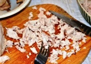 Salata cu carne de pui, ananas și rețete ciuperci pas (pui) Salata cu pui, ananas și ciuperci rețete pas cu pas
