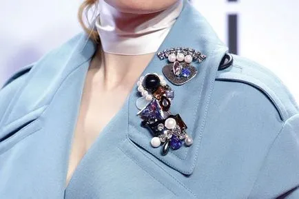 Cel mai la modă accesoriu cum să selecteze și să poarte o brosa (de lucru) Cel mai la modă accesoriu cum să selecteze și să poarte o brosa